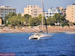 Zeilboot vlak aan het strand van Rhodos stad - Foto van De Griekse Gids