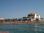 Lekker druk zandstrand van Amoudara - Foto van De Griekse Gids