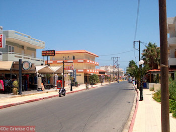 De hoofdweg in Amoudara - Foto van https://www.grieksegids.nl/fotos/grieksegidsinfo-fotos/kreta-volume-1/amoudara-kreta-mid-001.jpg