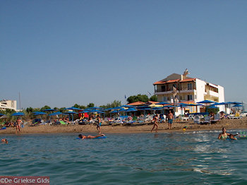 Lekker druk zandstrand van Amoudara - Foto van https://www.grieksegids.nl/fotos/grieksegidsinfo-fotos/kreta-volume-1/amoudara-kreta-mid-004.jpg