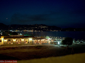 Amoudara by night - Foto van https://www.grieksegids.nl/fotos/grieksegidsinfo-fotos/kreta-volume-1/amoudara-kreta-mid-007.jpg