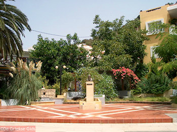 Monument El Greco in Fodele - Foto van https://www.grieksegids.nl/fotos/grieksegidsinfo-fotos/kreta-volume-1/fodele-002-mid.jpg