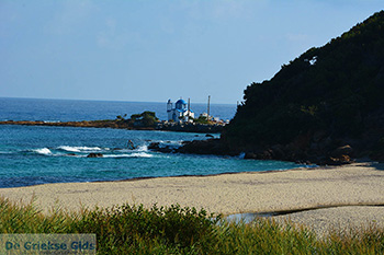 Strand Mesakti bij Armenistis Ikaria en Gialiskari Ikaria | Foto 1 - Foto van https://www.grieksegids.nl/fotos/ikaria/normaal/armenistis-ikaria-035.jpg