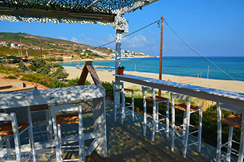 Strand Mesakti Armenistis Ikaria | Griekenland | Foto 39 - Foto van https://www.grieksegids.nl/fotos/ikaria/normaal/armenistis-ikaria-039.jpg
