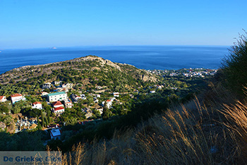 Vanaf de bergen bij Agios Kirykos Ikaria | In de verte Fourni foto 2 - Foto van https://www.grieksegids.nl/fotos/ikaria/normaal/ikaria-grieksegids-002.jpg