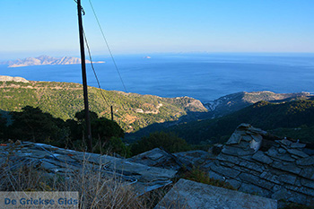 Vanaf de bergen bij Agios Kirykos Ikaria | In de verte Fourni foto 4 - Foto van https://www.grieksegids.nl/fotos/ikaria/normaal/ikaria-grieksegids-004.jpg
