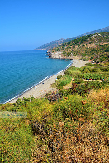 Strand Fles bij Evdilos Ikaria | Griekenland | foto 2 - Foto van https://www.grieksegids.nl/fotos/ikaria/normaal/strand-fles-bij-evdilos-ikaria-002.jpg