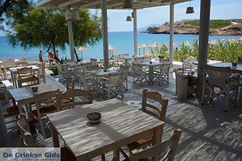 Koumbara Beach bar Chora Ios - Eiland Ios - Cycladen foto 414 - Foto van https://www.grieksegids.nl/fotos/ios/normaal/eiland-ios-414.jpg