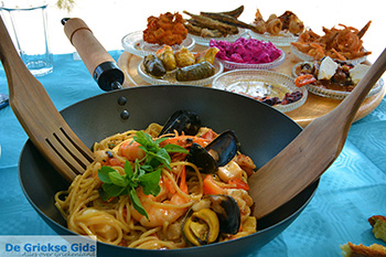 Koumbara Beach bar Chora Ios - Eiland Ios - Cycladen foto 430 - Foto van https://www.grieksegids.nl/fotos/ios/normaal/eiland-ios-430.jpg