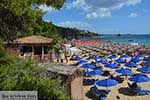 Het strand van Makris Gialos in Lassi op Kefalonia - De Griekse Gids - Foto van De Griekse Gids