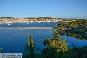 Argostoli Kefalonia - 1 - Foto van https://www.grieksegids.nl/fotos/kefalonia/350pix/argostoli-kefalonia-001.jpg