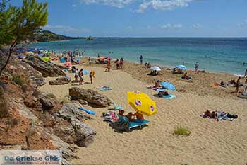 Makris Gialos strand in Lassi Kefalonia - 3 - Foto van https://www.grieksegids.nl/fotos/kefalonia/350pix/lassi-kefalonia-003.jpg