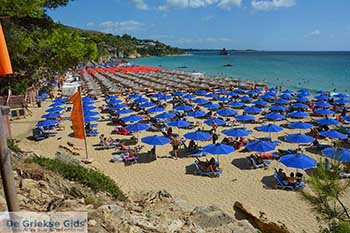 Makris Gialos strand in Lassi Kefalonia - 10 - Foto van https://www.grieksegids.nl/fotos/kefalonia/350pix/lassi-kefalonia-010.jpg