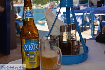 Zeos bier Fiskardo - Kefalonia - Foto 34 - Foto van https://www.grieksegids.nl/fotos/kefalonia/fiskardo/normaal/fiskardo-034.jpg