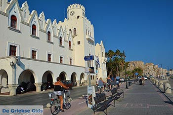 Kos stad - Eiland Kos - Griekse Gids - Het Gouveneurspaleis, politiegebouw in Kos stad - Foto van https://www.grieksegids.nl/fotos/kos/kos-stad/normaal/kos-stad-089.jpg