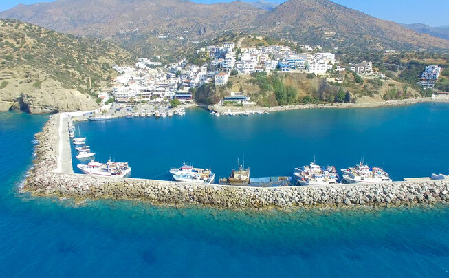Drone foto van Agia Galini | Kreta | Rethymnon Kreta - Foto van https://www.grieksegids.nl/fotos/kreta/rethymnon-kreta/agia-galini/mid/agia-galini-001.jpg?v=1774614063