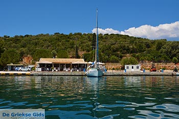 Vathy - Meganisi eiland bij Lefkas - Foto 38 - Foto van https://www.grieksegids.nl/fotos/lefkas/meganisi/normaal/meganisi-038.jpg