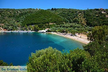 Strand Spartochori - Meganisi eiland bij Lefkas - Foto 87 - Foto van https://www.grieksegids.nl/fotos/lefkas/meganisi/normaal/meganisi-087.jpg