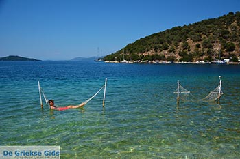 Strand Spartochori - Meganisi eiland bij Lefkas - Foto 88 - Foto van https://www.grieksegids.nl/fotos/lefkas/meganisi/normaal/meganisi-088.jpg