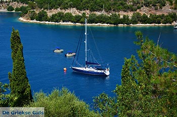 Strand Spartochori - Meganisi eiland bij Lefkas - Foto 89 - Foto van https://www.grieksegids.nl/fotos/lefkas/meganisi/normaal/meganisi-089.jpg