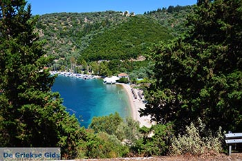 Strand Spartochori - Meganisi eiland bij Lefkas - Foto 90 - Foto van https://www.grieksegids.nl/fotos/lefkas/meganisi/normaal/meganisi-090.jpg