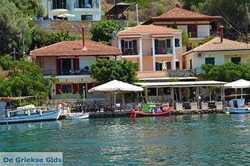 Haven Vathy - Meganisi eiland bij Lefkas - Foto 98 - Foto van https://www.grieksegids.nl/fotos/lefkas/meganisi/normaal/meganisi-098.jpg