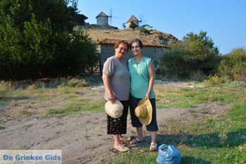 Maria Gritzeli met haar nicht Anastasta in Kontias Limnos (Lemnos) | Griekenland foto 2 - Foto van https://www.grieksegids.nl/fotos/limnos/lemnos2/normaal/kontias-limnos-002.jpg