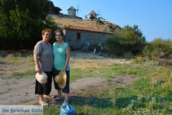 Maria Gritzeli met haar nicht Anastasta in Kontias Limnos (Lemnos) | Griekenland foto 3 - Foto van https://www.grieksegids.nl/fotos/limnos/lemnos2/normaal/kontias-limnos-003.jpg