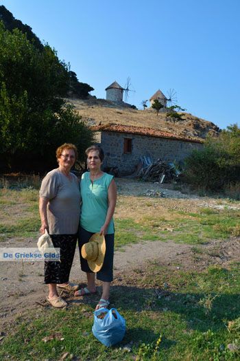 Maria Gritzeli met haar nicht Anastasta in Kontias Limnos (Lemnos) | Griekenland foto 4 - Foto van https://www.grieksegids.nl/fotos/limnos/lemnos2/normaal/kontias-limnos-004.jpg