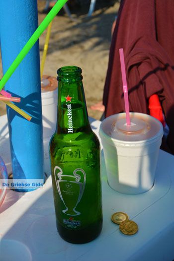 Heineken bier - Strand Megalo Fanaraki bij Moudros Limnos (Lemnos) - Foto van https://www.grieksegids.nl/fotos/limnos/lemnos2/normaal/mikro-fanaraki-moudros-limnos-066.jpg