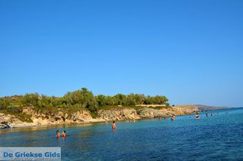 Strand Megalo Fanaraki bij Moudros Limnos (Lemnos) | Foto 93 - Foto van https://www.grieksegids.nl/fotos/limnos/lemnos2/normaal/mikro-fanaraki-moudros-limnos-072.jpg
