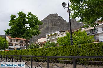 Kalambaka bij Trikala- Griekenland 3 - Foto van https://www.grieksegids.nl/fotos/meteora/350pix/kalambaka-grieksegids-03.jpg