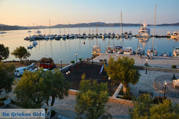 Adamas Milos | Cycladen Griekenland | Foto 36 - Foto van https://www.grieksegids.nl/fotos/milos/adamas/normaal/adamas-036.jpg