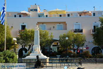 Adamas Milos | Cycladen Griekenland | Foto 104 - Foto van https://www.grieksegids.nl/fotos/milos/adamas/normaal/adamas-104.jpg