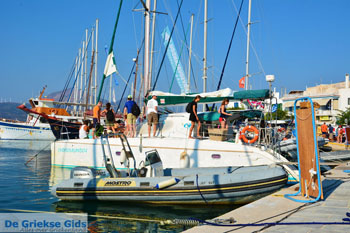 Adamas Milos | Cycladen Griekenland | Foto 111 - Foto van https://www.grieksegids.nl/fotos/milos/adamas/normaal/adamas-111.jpg