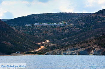 Agios Ioannis Milos | Cycladen Griekenland | Foto 48 - Foto van https://www.grieksegids.nl/fotos/milos/normaal/agios-ioannis-siderianos-017.jpg