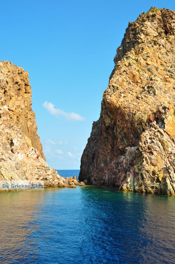 Kaap Vani Milos | Cycladen Griekenland | Foto 28 - Foto van https://www.grieksegids.nl/fotos/milos/normaal/cape-vani-milos-028.jpg