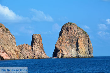Kaap Vani Milos | Cycladen Griekenland | Foto 47 - Foto van https://www.grieksegids.nl/fotos/milos/normaal/cape-vani-milos-047.jpg