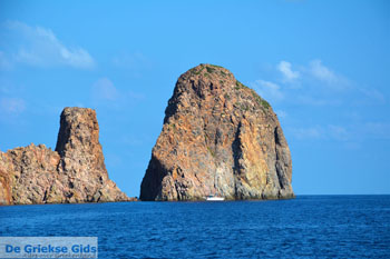 Kaap Vani Milos | Cycladen Griekenland | Foto 48 - Foto van https://www.grieksegids.nl/fotos/milos/normaal/cape-vani-milos-048.jpg