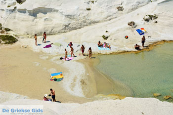 Sarakiniko Milos | Cycladen Griekenland | Foto 117 - Foto van https://www.grieksegids.nl/fotos/milos/normaal/sarakiniko-117.jpg