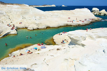 Sarakiniko Milos | Cycladen Griekenland | Foto 126 - Foto van https://www.grieksegids.nl/fotos/milos/normaal/sarakiniko-126.jpg