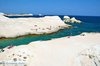 Sarakiniko Milos | Cycladen Griekenland | Foto 142 - Foto van https://www.grieksegids.nl/fotos/milos/normaal/sarakiniko-142.jpg