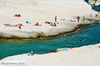 Sarakiniko Milos | Cycladen Griekenland | Foto 143 - Foto van https://www.grieksegids.nl/fotos/milos/normaal/sarakiniko-143.jpg