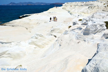 Sarakiniko Milos | Cycladen Griekenland | Foto 147 - Foto van https://www.grieksegids.nl/fotos/milos/normaal/sarakiniko-147.jpg