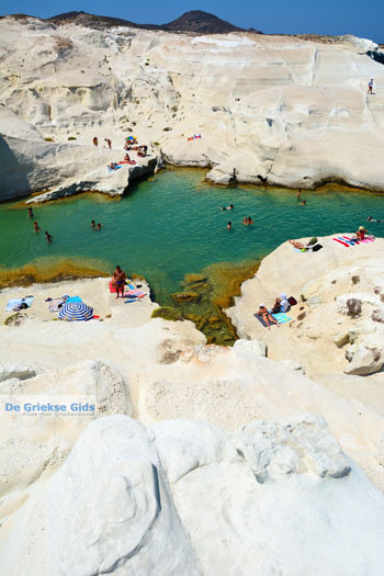 Sarakiniko Milos | Cycladen Griekenland | Foto 152 - Foto van https://www.grieksegids.nl/fotos/milos/normaal/sarakiniko-152.jpg