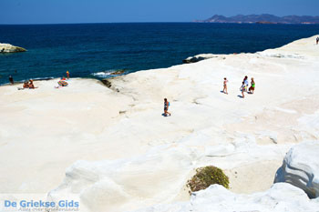 Sarakiniko Milos | Cycladen Griekenland | Foto 159 - Foto van https://www.grieksegids.nl/fotos/milos/normaal/sarakiniko-159.jpg