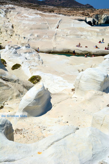 Sarakiniko Milos | Cycladen Griekenland | Foto 162 - Foto van https://www.grieksegids.nl/fotos/milos/normaal/sarakiniko-162.jpg