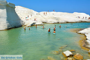 Sarakiniko Milos | Cycladen Griekenland | Foto 165 - Foto van https://www.grieksegids.nl/fotos/milos/normaal/sarakiniko-165.jpg