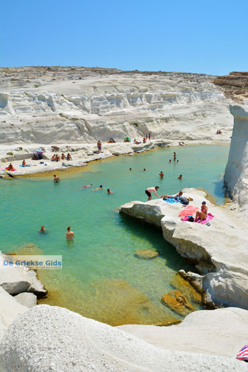 Sarakiniko Milos | Cycladen Griekenland | Foto 177 - Foto van https://www.grieksegids.nl/fotos/milos/normaal/sarakiniko-177.jpg