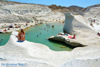 Sarakiniko Milos | Cycladen Griekenland | Foto 179 - Foto van https://www.grieksegids.nl/fotos/milos/normaal/sarakiniko-179.jpg